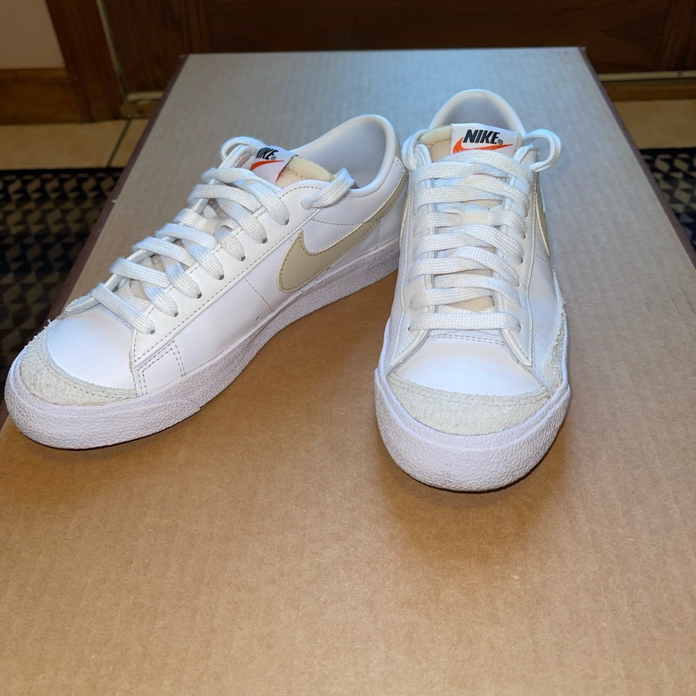 Nike women’s low blazer